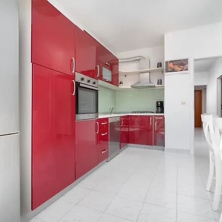 Spacious 2 Bedroom With Private Parking Apartament